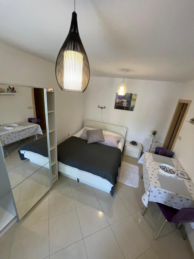 Studio Apartment Klaric Vis Esterno foto